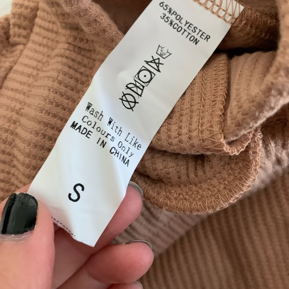 Two piece lounge set. Small. - Picture 3 of 3